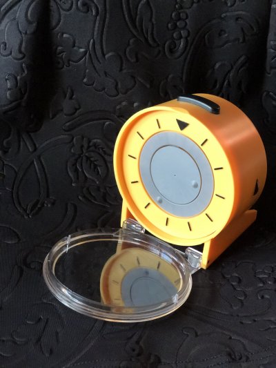 Debóra - magyarul beszélő és tapintható asztali óra