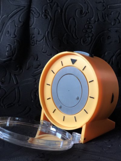 Debóra - magyarul beszélő és tapintható asztali óra